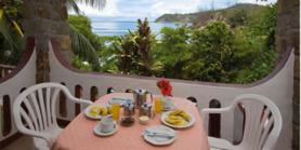 Hotel Eden’s Holiday Resort s terasou