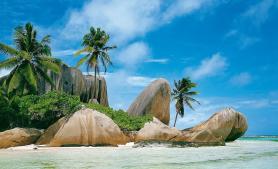 Koupání na pláži u hotelu La Digue Island Lodge