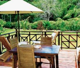 Seychelský hotel Le Domaine de l'Orangeraie s terasou