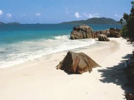 Pláž u hotelu Patatran Village na ostrově La Digue