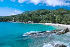 Seychelský ostrov Mahé s pláží