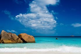 Pohled z pláže Anse Lazio na ostrově Praslin