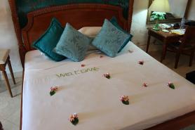 Vyzdobený pokoj v seychelském hotelu
