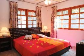 Jeden z pokojů hotelu South Point Chalet, Mahé