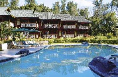 Pohled na bazén u hotelu Acajou na Seychellách