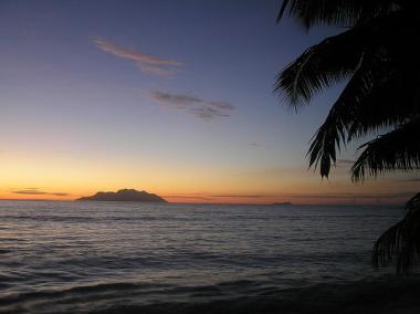 Seychelský ostrov Silhouette se západem slunce