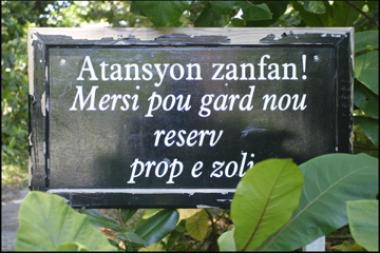 Kreolský nápis na Seychellách Seychelly - nápis v kreolštině