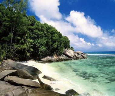 Pohled na část ostrova Moyenne na Seychellech Seychelly - část ostrova Moyenne