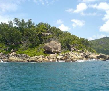 Pohled na část seychellského ostrova Round Seychelly - část ostrova Round
