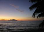 Seychelský ostrov Silhouette se západem slunce
