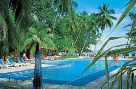 Bazén u hotel Berjaya Beau - ostrov Mahé