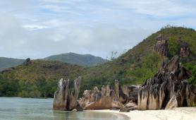 Seychelské pobřeží ostrova Curieuse
