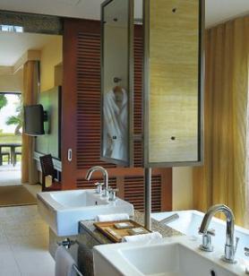 Seychelský hotel Constance Ephelia Resort - koupelna