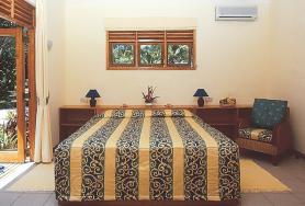 Seychelský hotel Les Villas d'Or - ložnice bungalovu