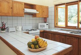 Seychelský hotel Les Villas d'Or - kuchyně v bungalovu