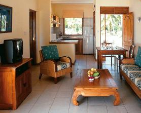 Seychelský hotel Les Villas d'Or - obývací pokoj bungalovu