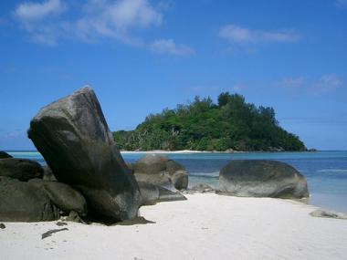 Seychelský ostrov Round Island - pobřeží