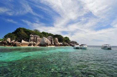 Seychelly - skalnaté pobřeží ostrova Ile Cocos