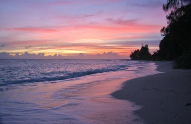 Seychelský ostrov Denis se západem Slunce