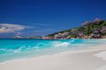 Seychely a jedna z romantických pláží