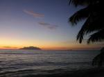 Seychelský ostrov Silhouette se západem slunce